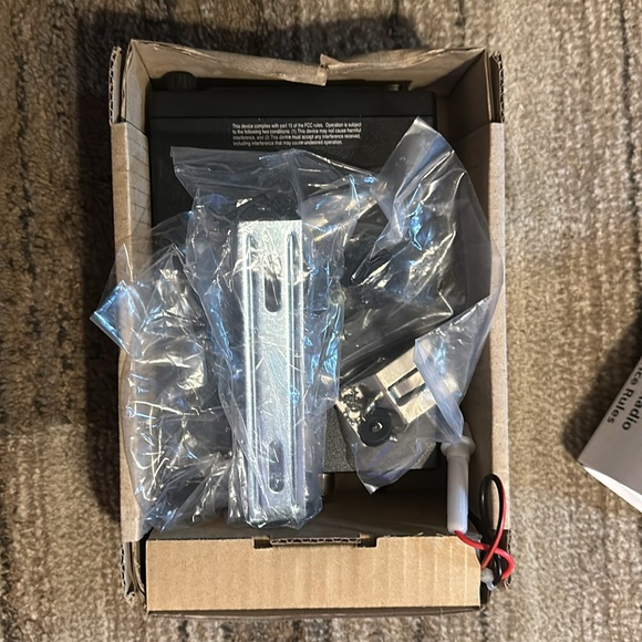 UNIDEN PRO505XL 40-CHANNEL COMPACT MOBILE CITIZEN BAND RADIO W/ BACKLIT DISPLAY - Picture 4 of 5